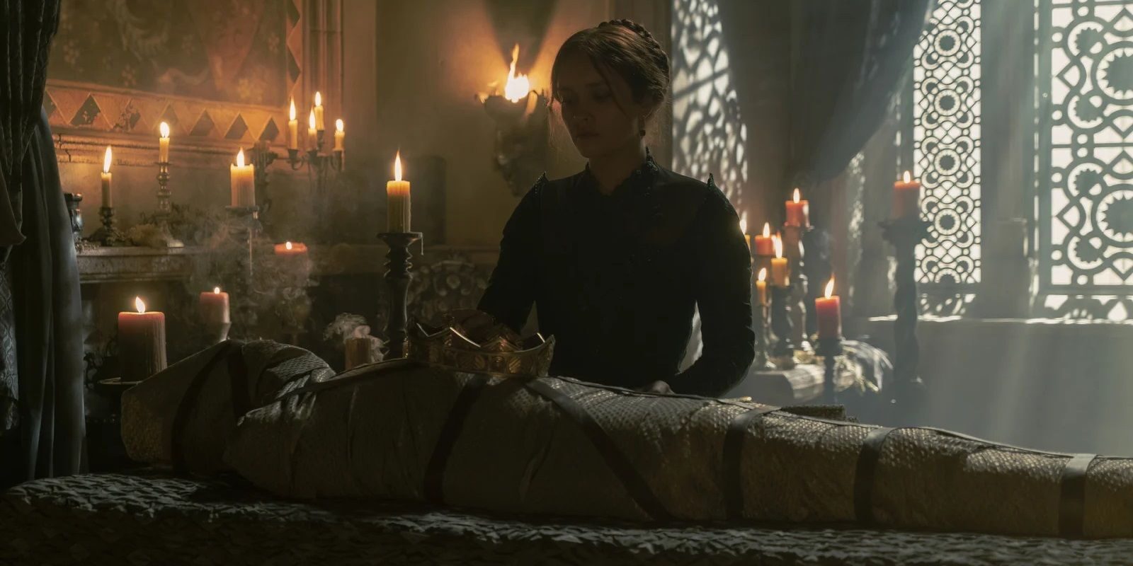 alicent-stands-by-viserys-corpse-in-house-of-the-dragon-8491389