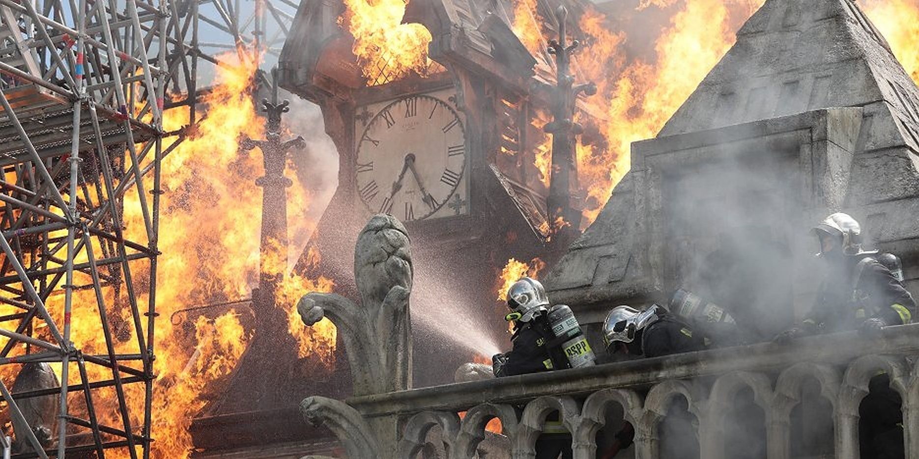notre-dame-on-fire-2022v1-cropped-7900031